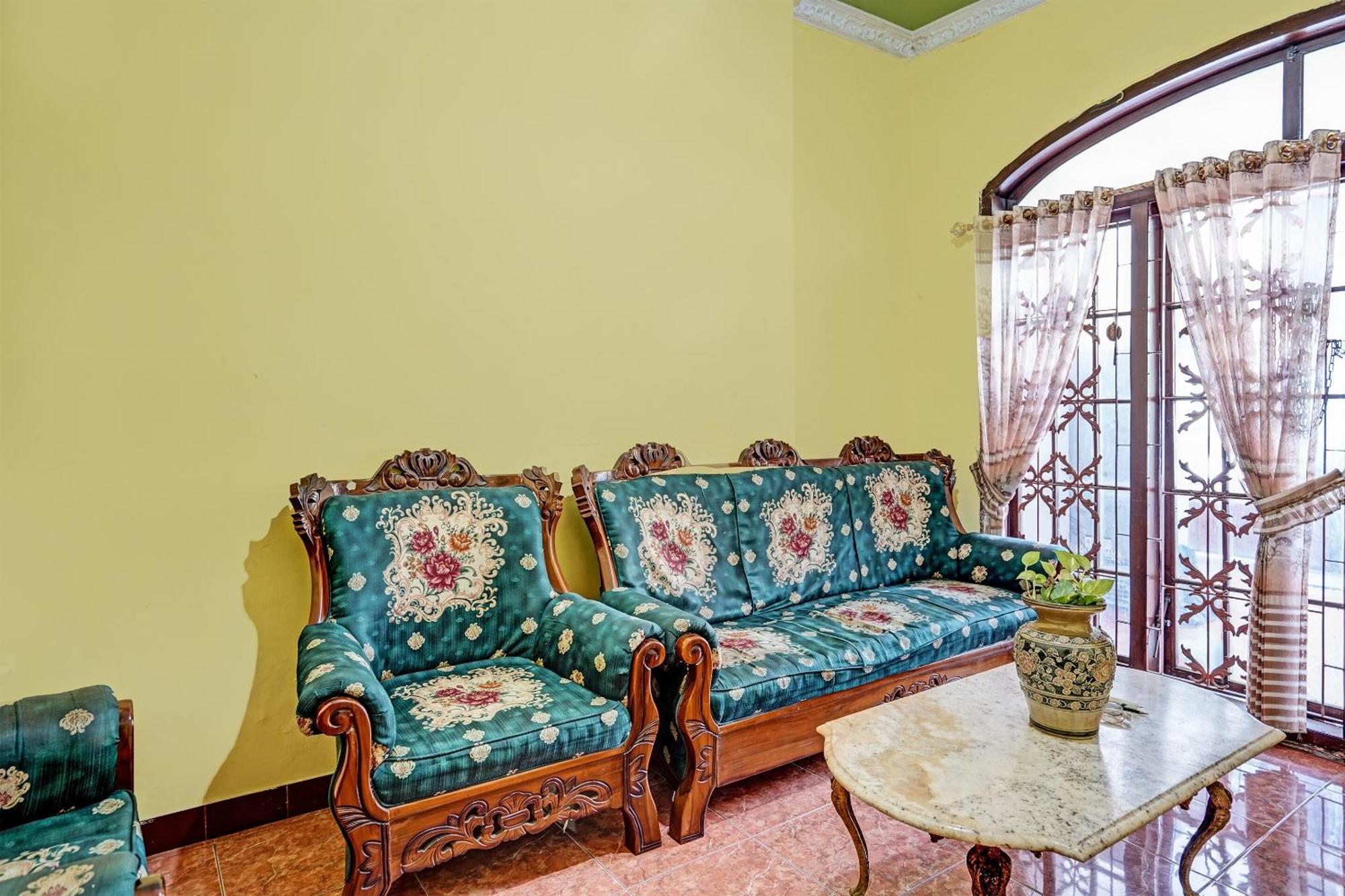 Отель Spot On 91716 Kost Yy Syariah Mojokerto Экстерьер фото