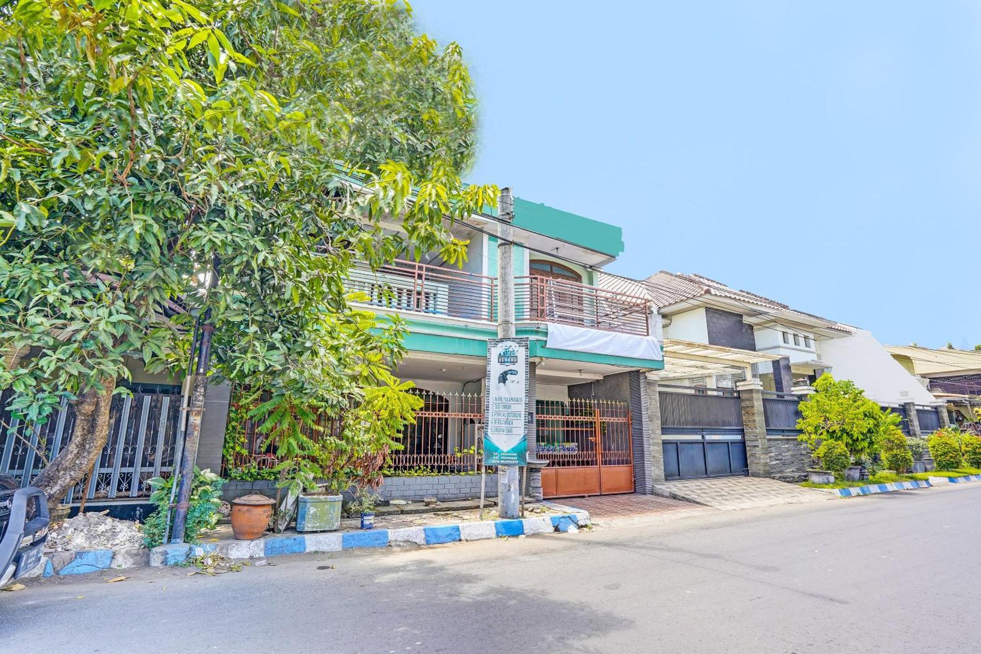Отель Spot On 91716 Kost Yy Syariah Mojokerto Экстерьер фото