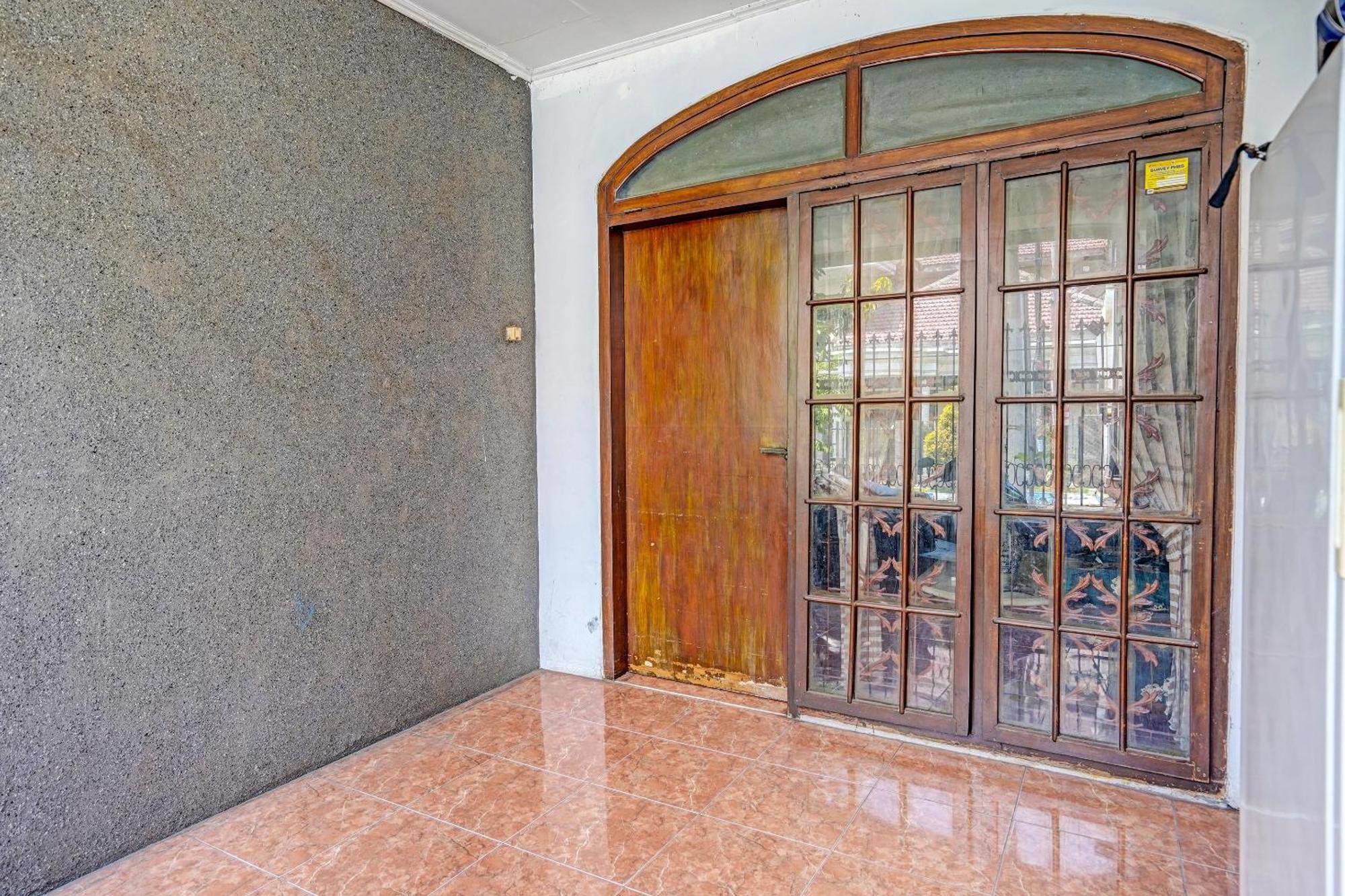Отель Spot On 91716 Kost Yy Syariah Mojokerto Экстерьер фото