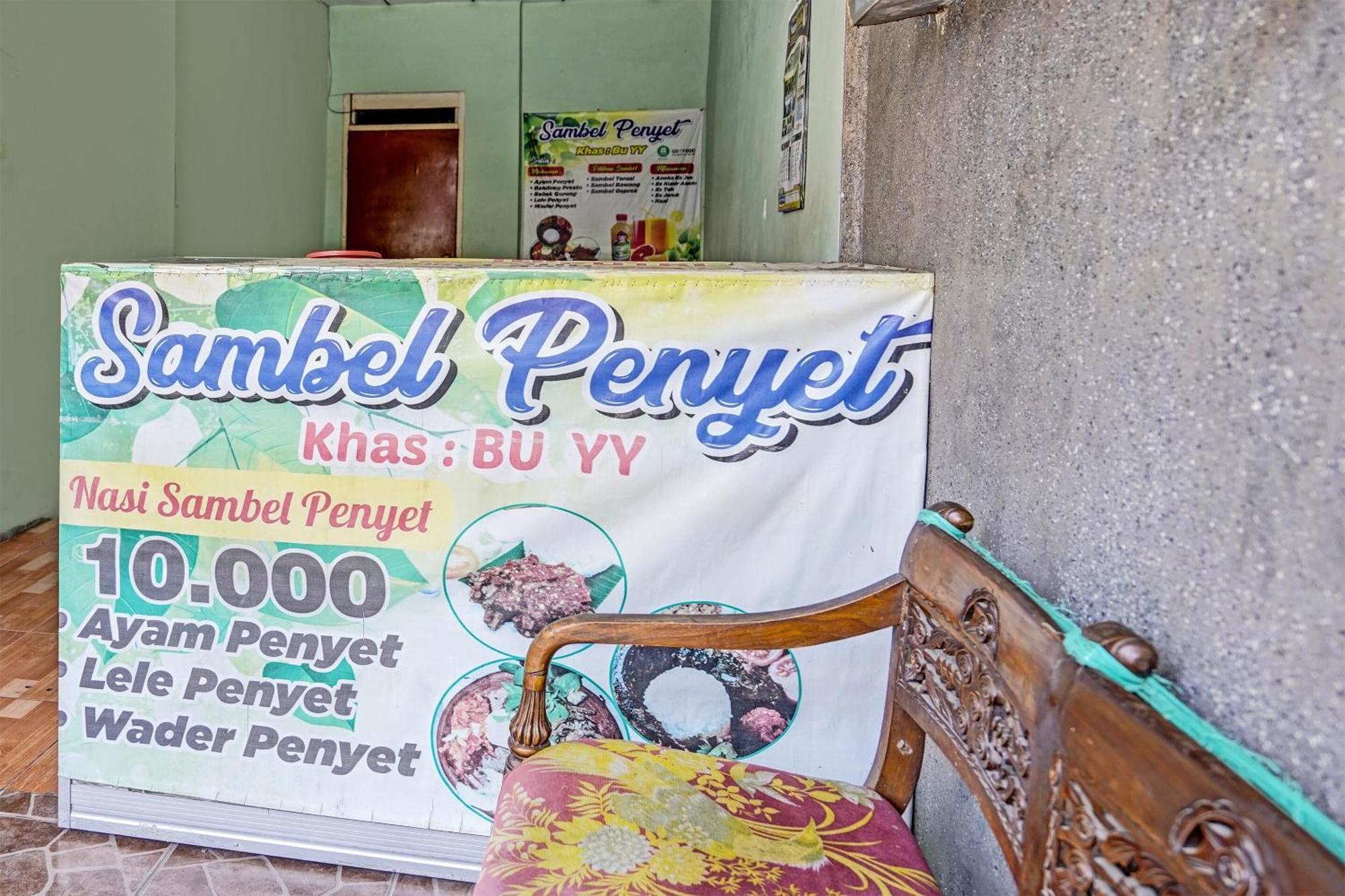 Отель Spot On 91716 Kost Yy Syariah Mojokerto Экстерьер фото