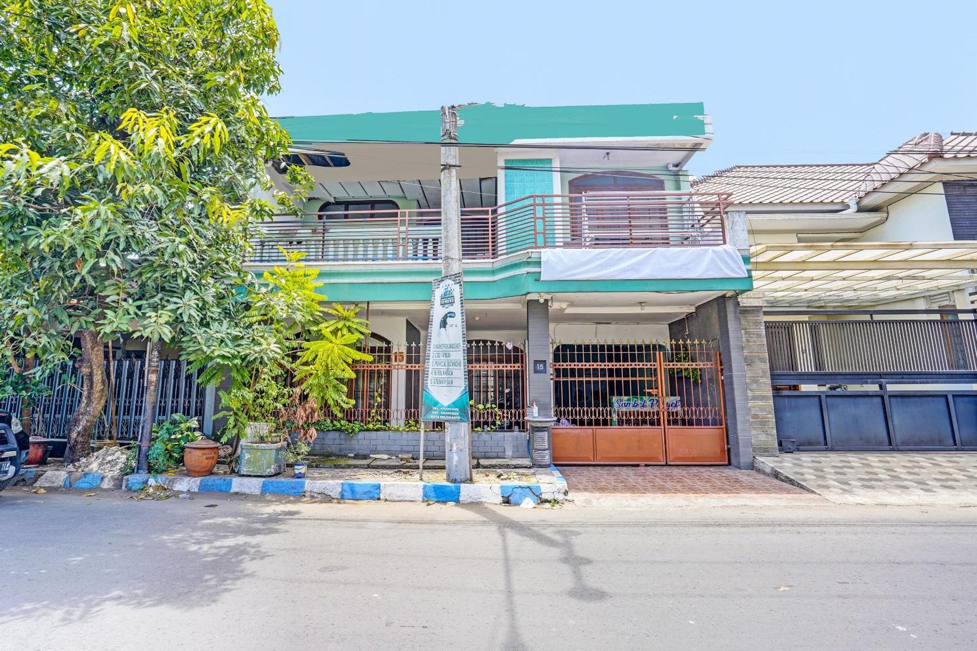 Отель Spot On 91716 Kost Yy Syariah Mojokerto Экстерьер фото