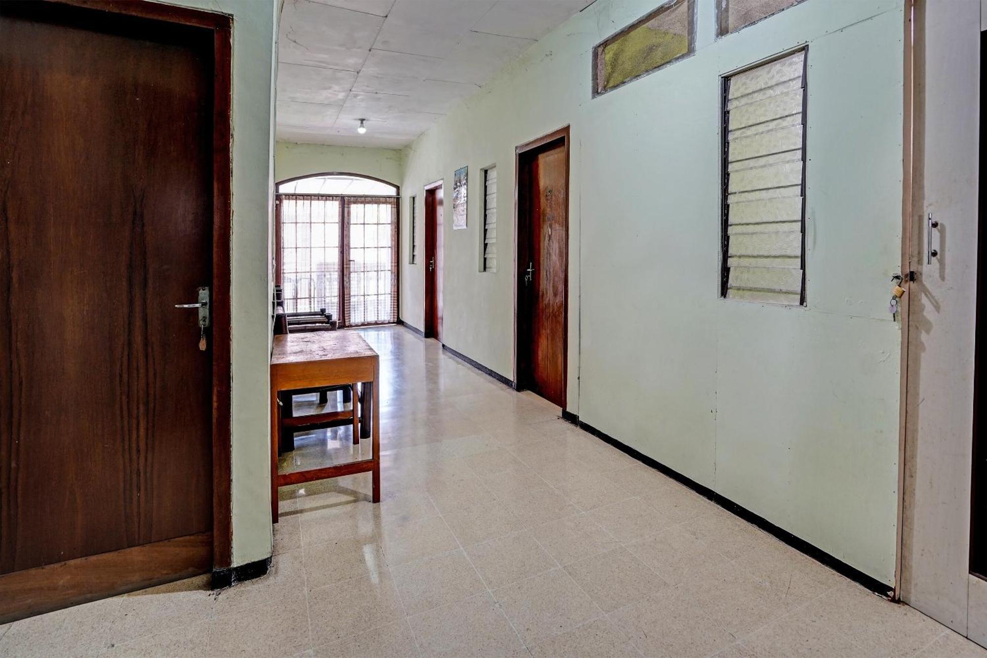 Отель Spot On 91716 Kost Yy Syariah Mojokerto Экстерьер фото