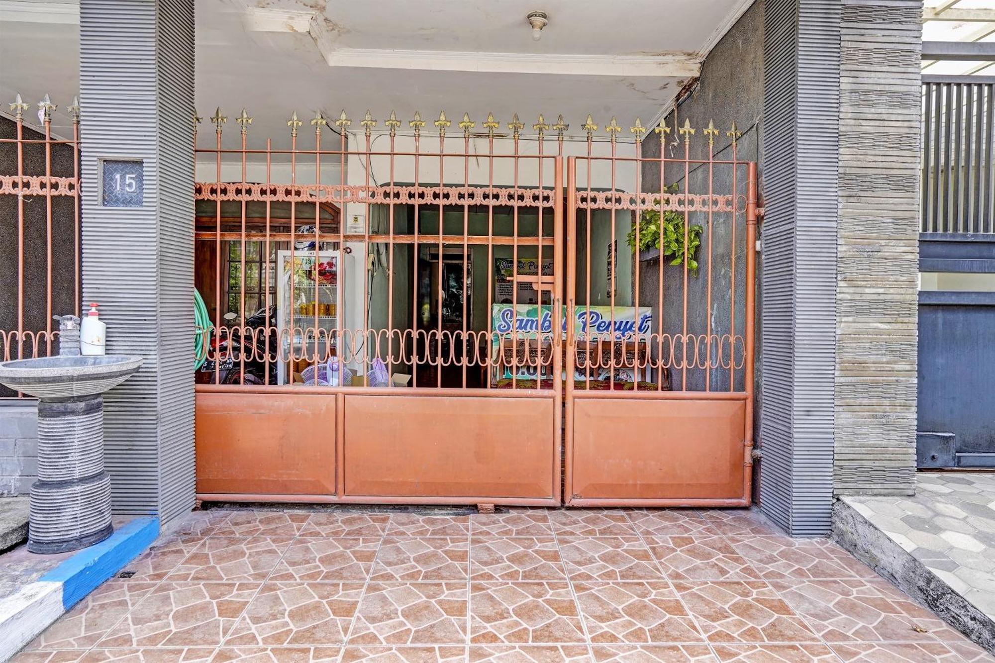 Отель Spot On 91716 Kost Yy Syariah Mojokerto Экстерьер фото