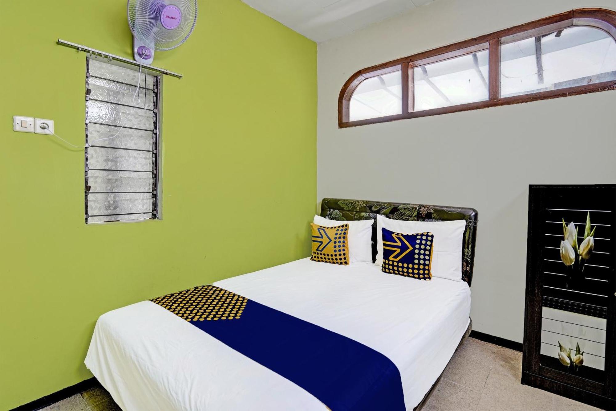 Отель Spot On 91716 Kost Yy Syariah Mojokerto Экстерьер фото