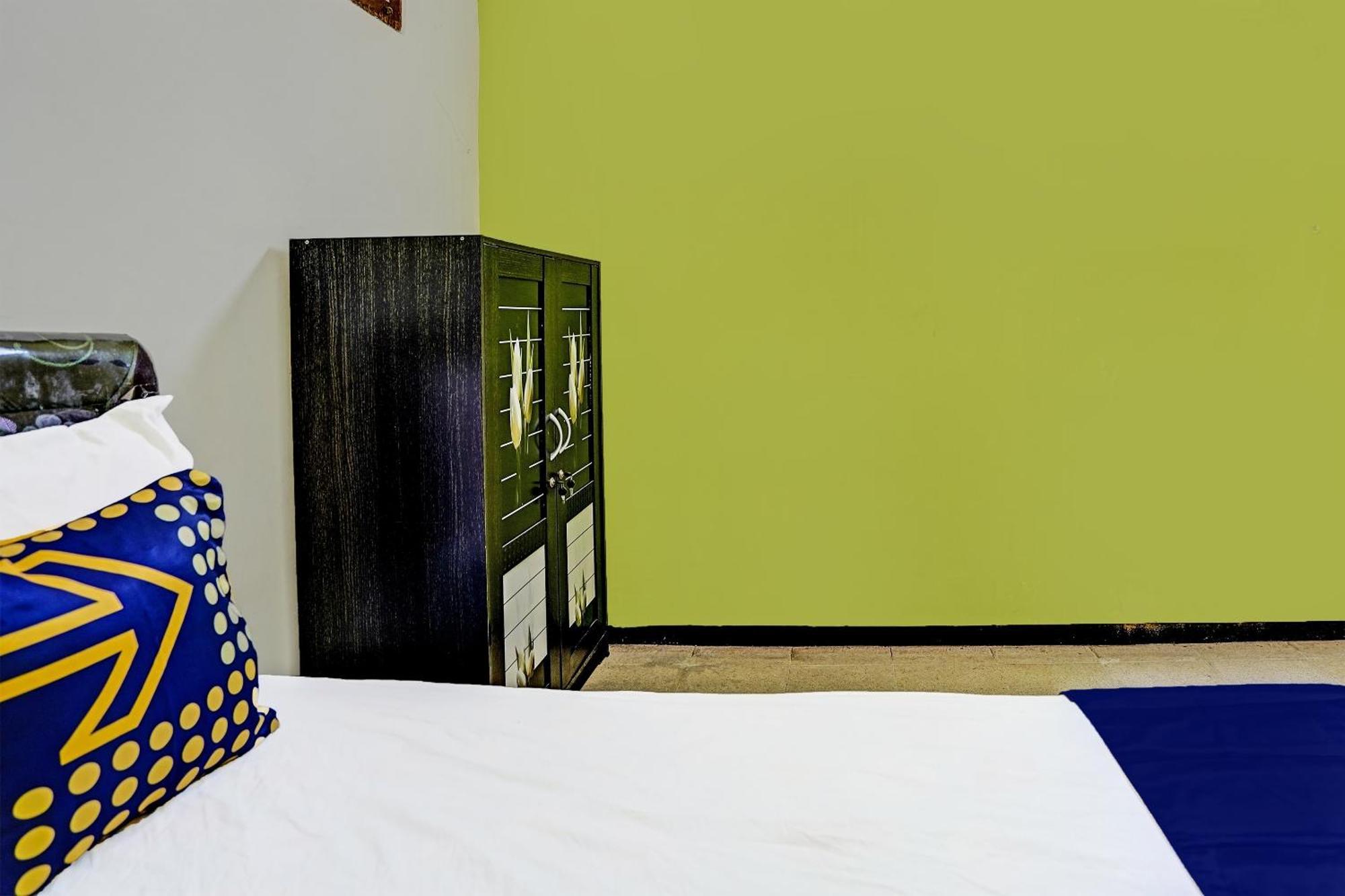 Отель Spot On 91716 Kost Yy Syariah Mojokerto Экстерьер фото