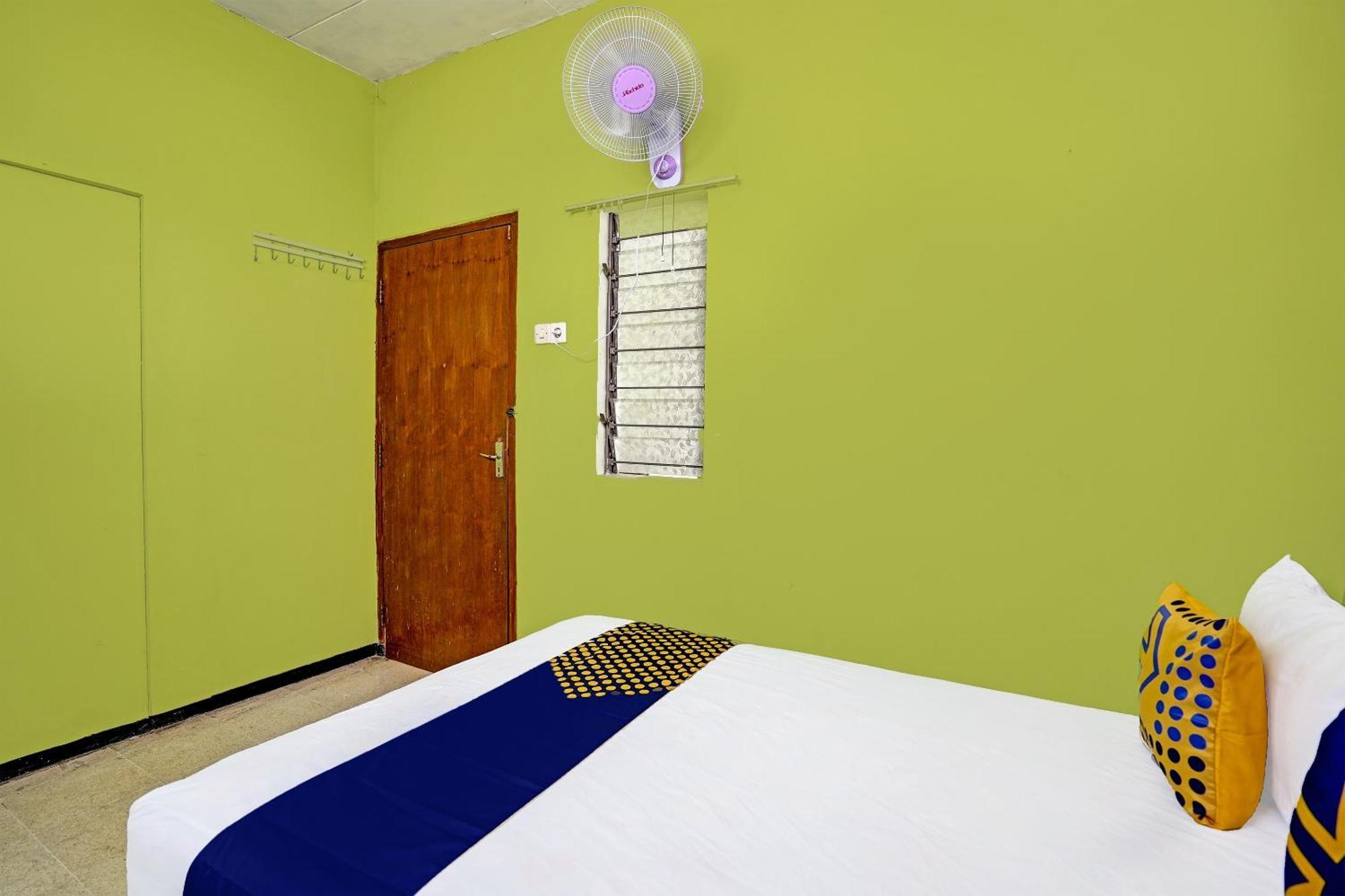 Отель Spot On 91716 Kost Yy Syariah Mojokerto Экстерьер фото