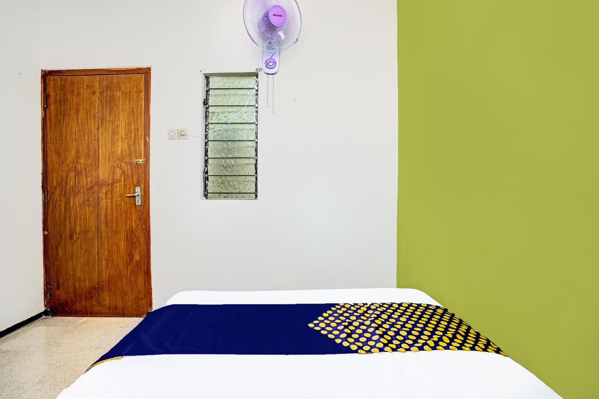 Отель Spot On 91716 Kost Yy Syariah Mojokerto Экстерьер фото