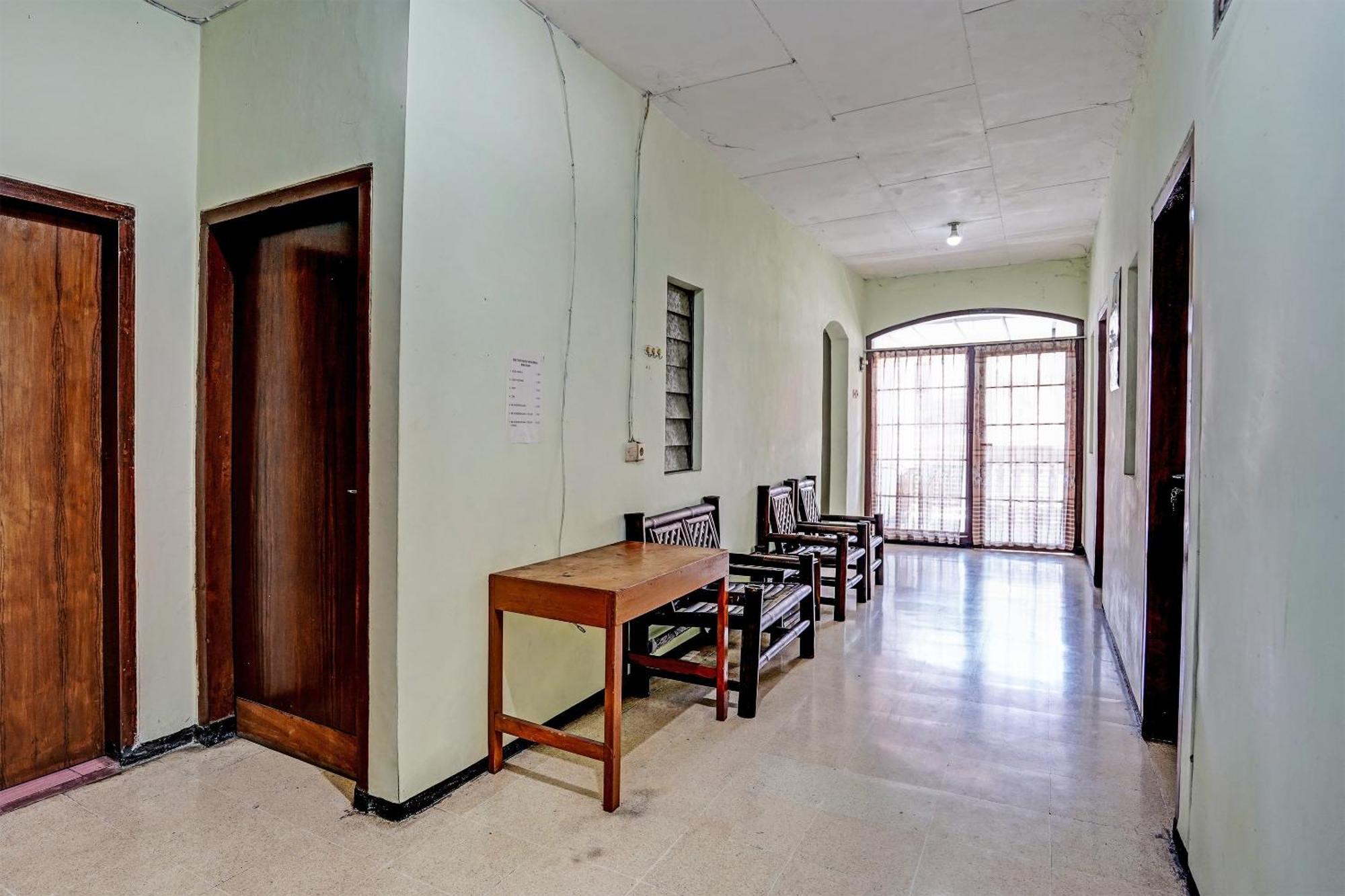 Отель Spot On 91716 Kost Yy Syariah Mojokerto Экстерьер фото